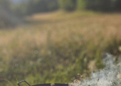 Kochen über offenem Feuer - lokale Küche