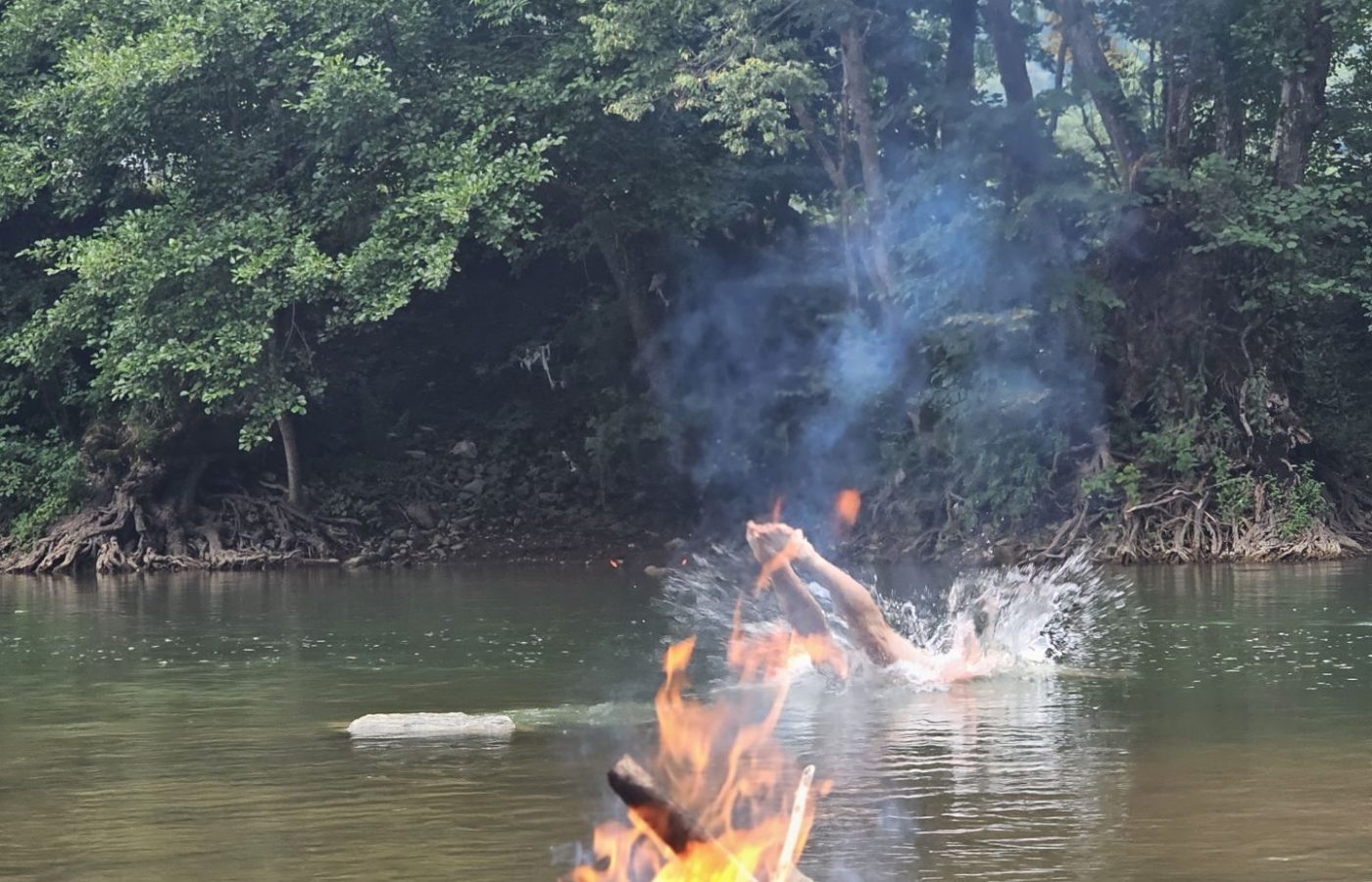 Lagerfeuer am Fluss bei der Hütte