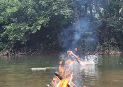 Lagerfeuer am Fluss bei der Hütte