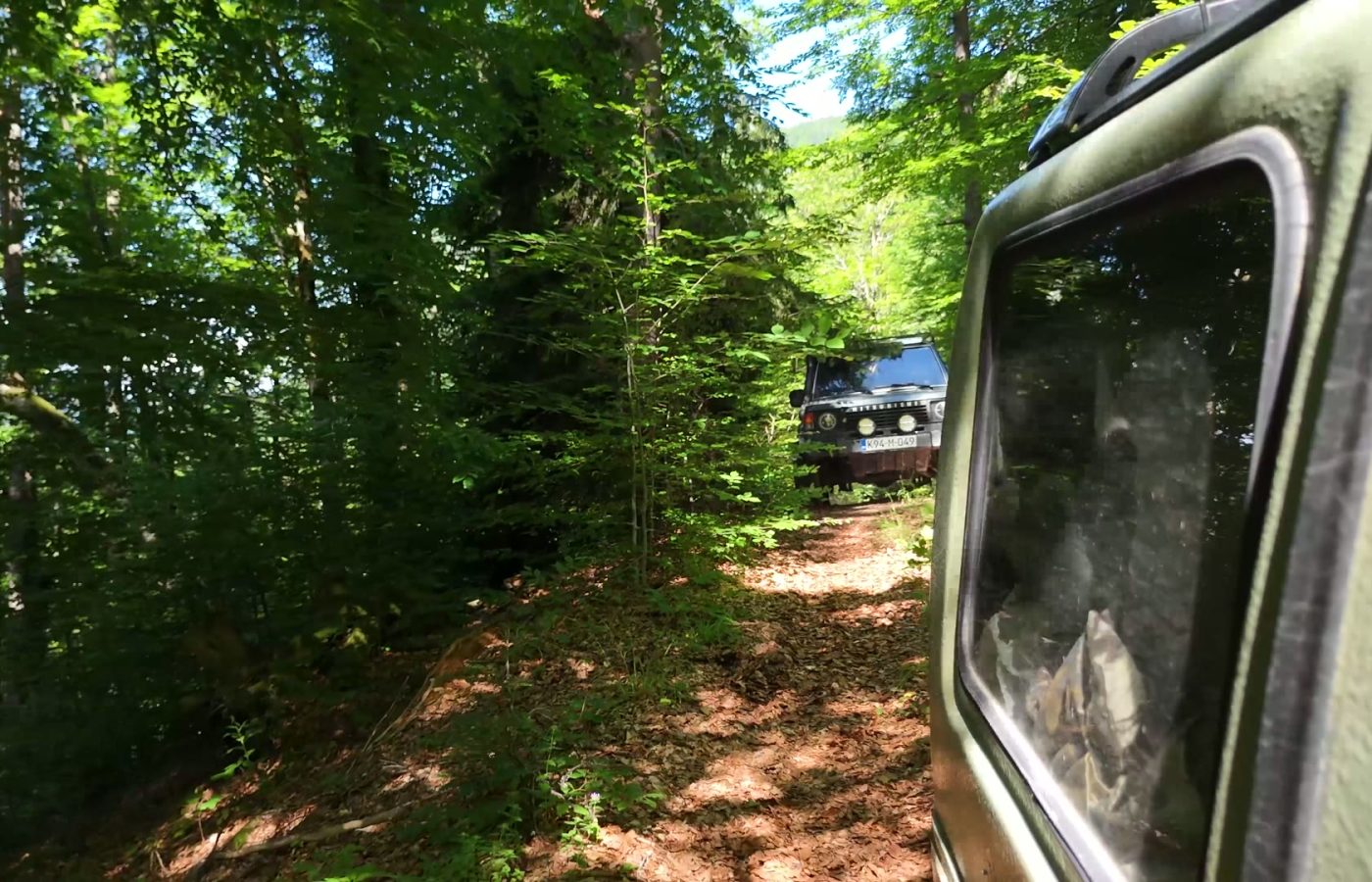 4x4-Konvoi auf Waldweg in Bosnien