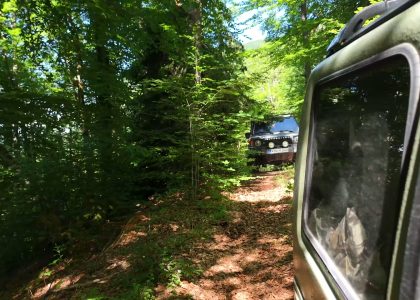 4x4-Konvoi auf Waldweg in Bosnien